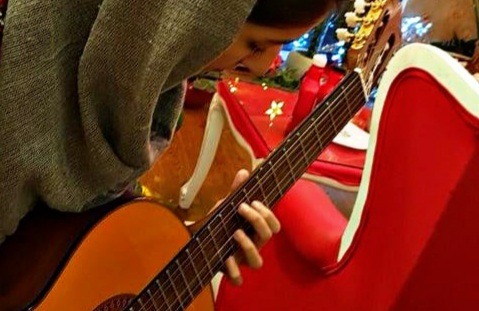 تدریس تخصصی گیتار پاپ و کلاسیک از پایه در منزل هنرجو توسط مدرس خانم